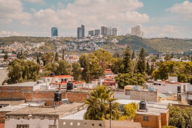 Queretaro, Meksika - 7 Eylül 2021 - Santiago de Queretaro şehrinin panoramik günbatımı manzarası Mirador de los Arcos 'tan görüldü