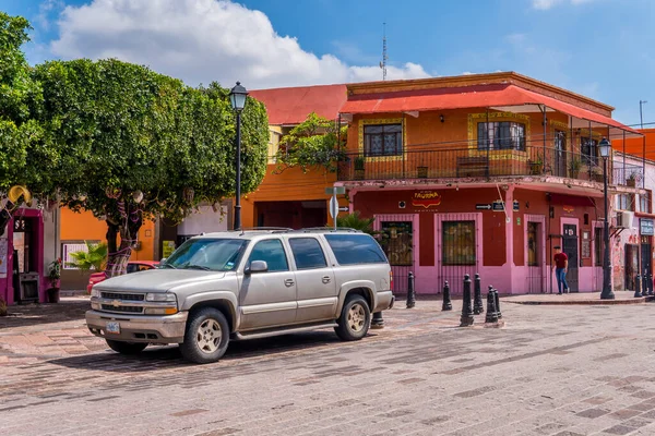 Queretaro Meksiko September 2021 Suv Chevrolet Depan Arsitektur Tradisional Pusat — Stok Foto