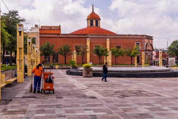 Querétaro México Septiembre 2021 Limpiadores Municipales Una Plaza Frente Iglesia — Foto de Stock
