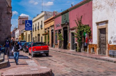 Queretaro, Meksika - 7 Eylül 2021 - Queretaro 'nun tarihi merkezinde insanların, arabaların ve evlerin sokak fotoğrafçılığı