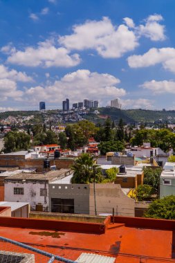 Queretaro, Meksika - 7 Eylül 2021 - Mirador de los Arcos 'tan Santiago de Queretaro' nun dikey görüntüsü