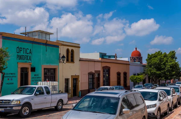 ケレタロ メキシコ 2021年9月7日 ケレタロの歴史的中心部にある人々 駐車車 家の通りの写真 — ストック写真