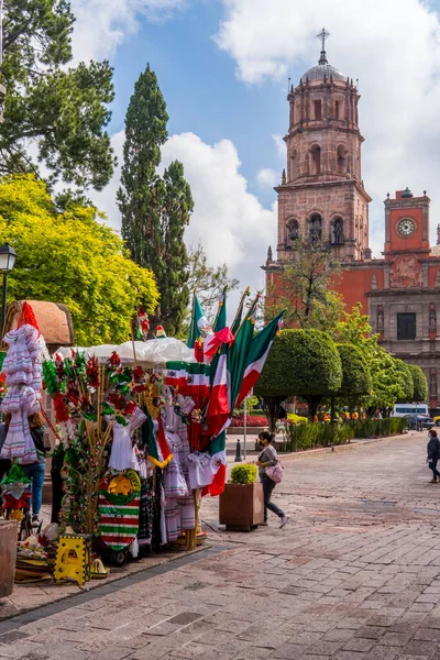 Queretaro Mexiko September 2021 Straßenhändler Mit Mexikanischen Flaggen Vor Der — Stockfoto