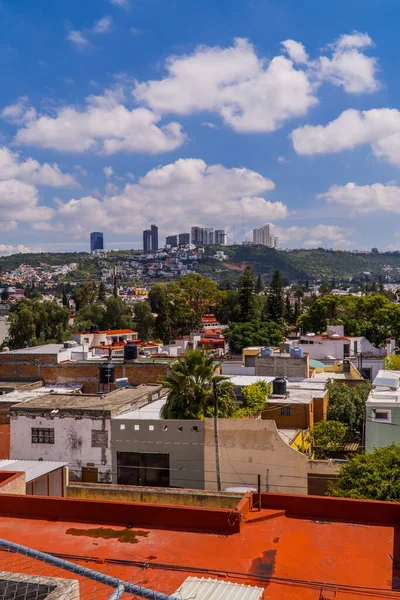 Queretaro, Meksika - 7 Eylül 2021 - Mirador de los Arcos 'tan Santiago de Queretaro' nun dikey görüntüsü