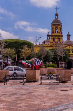 Queretaro, Meksika - 7 Eylül 2021 - Templo y Convento de la Santa Cruz de los Milagros dikey sokak manzarası - 15. yüzyıl sömürge manastırı