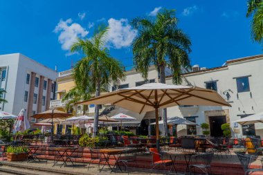 Santo Domingo, Dominik Cumhuriyeti - 7 Ekim 2021 - Sömürge bölgesinde Plaza de la Hispanidad (Plaza de Espana) restoran terasları