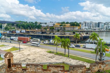 Santo Domingo, Dominik Cumhuriyeti - 7 Ekim 2021 - Arkasında Ozama nehri olan Alcazar de Colon 'un kale duvarları
