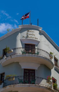 Santo Domingo, Dominik Cumhuriyeti - 8 Ekim 2021 - Koloni bölgesindeki geleneksel evlere dikey bakış