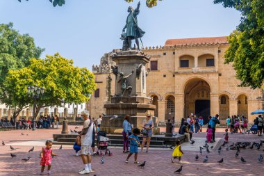 Santo Domingo, Dominik Cumhuriyeti - 10 Ekim 2021 - Christopher Columbus heykeli ile Parque Colon 'daki insanların gizli sokak fotoğrafçılığı