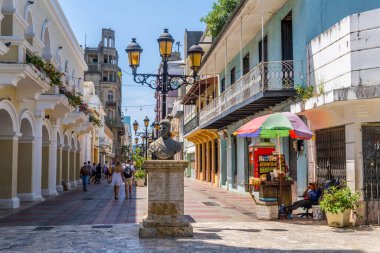 Santo Domingo, Dominik Cumhuriyeti - 8 Ekim 2021 - El Conde caddesinde turist, satıcı ve geleneksel sömürge mimarisi