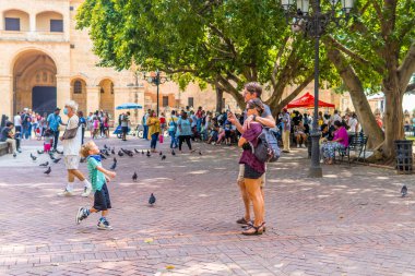 Santo Domingo, Dominik Cumhuriyeti - 10 Ekim 2021 - Parque Colon 'daki turistlerin gizli sokak fotoğrafları