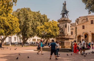 Santo Domingo, Dominik Cumhuriyeti - 10 Ekim 2021 - Christopher Columbus heykeliyle birlikte Parque Colon 'daki insanlar