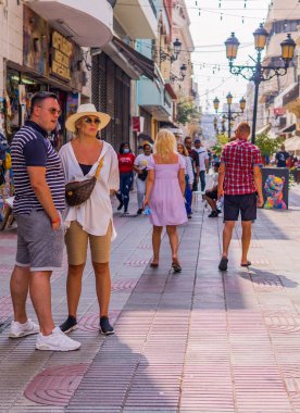 Santo Domingo, Dominik Cumhuriyeti - 10 Ekim 2021 - Santo Domingo 'nun Zona Sömürgesi' ndeki El Conde Caddesi 'nde turistlerin dikey gizli sokak fotoğrafı