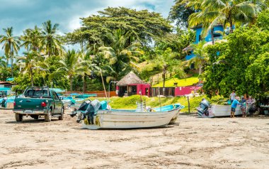 Sayulita, Meksika - 16 Eylül 2021 - Sayulita Sahili 'nde tekne ve arabalar