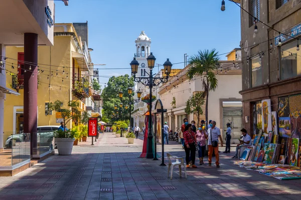 Santo Domingo Dominikanische Republik Oktober 2021 Touristen Mit Mundschutz Kunstverkäufer — Stockfoto