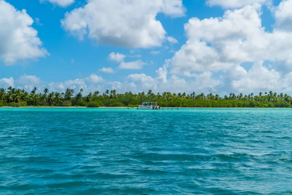 Isla Saona República Dominicana Octubre 2021 Barco Con Turistas Bañándose —  Fotos de Stock