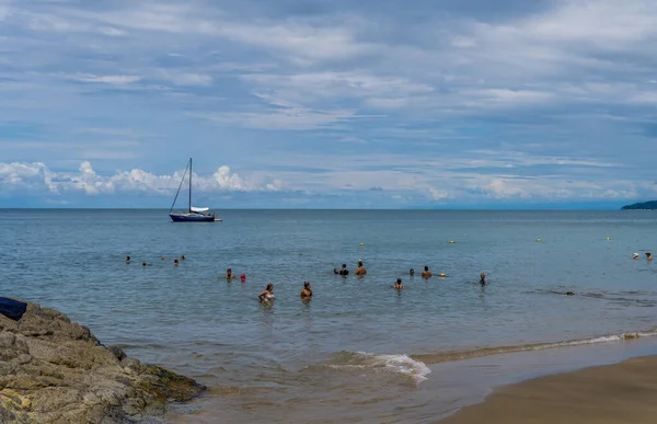 멕시코 2021 플라야데 무에르 토스에서 수영하는 사람들 돛단배를 파노라마같은 — 스톡 사진