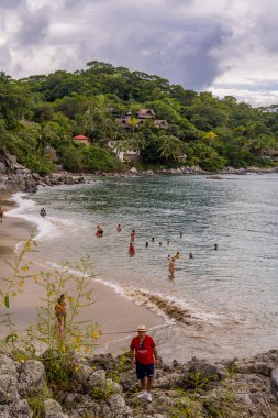 Sayulita, Meksika - 16 Eylül 2021 - Playa de los Muertos Plajı 'ndaki insanlar