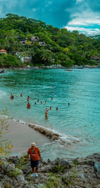 Sayulita, Meksika - 16 Eylül 2021 - Playa los Muertos 'un dikey hava görüntüsü
