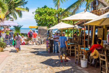 Sayulita, Meksika - 17 Eylül 2021 - Sihirli şehirde (Sayulita Pueblo magico) turistlerin gizli fotoğrafları