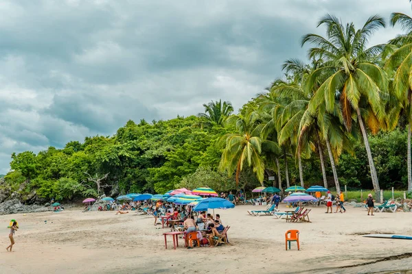 Sayulita, Meksika - 16 Eylül 2021 - Playa los Muertos 'ta sandalyeli ve şemsiyeli insanların dikey görünümü