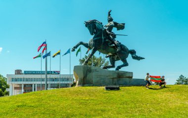 Tiraspol, Transnistria - 26 Haziran 2021 - Rus General Suvorov Anıtı önünde Transnistria bayrağı taşıyan gençler
