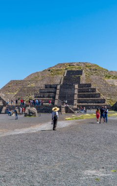 Teotihuacan, Meksika - 26 Ağustos 2021 - Ay Piramidinin önündeki turistlerin dikey görüntüsü