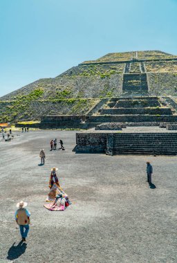 Teotihuacan, Meksika - 26 Ağustos 2021 - Güneş Piramidi 'ndeki satıcılar ve turistlerin dikey görüntüsü