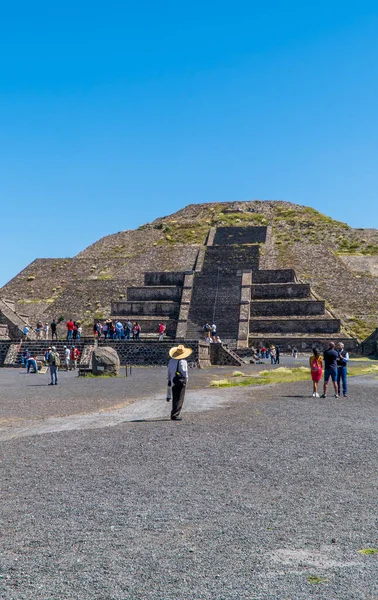 Teotihuacán México Agosto 2021 Vista Vertical Los Turistas Frente Pirámide — Foto de Stock
