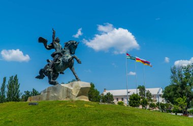 Tiraspol, Transnistria - 26 Haziran 2021 - Tiraspol şehir merkezindeki Rus generali Suvorov Anıtı diğer ayrılıkçı cumhuriyetlerin bayraklarıyla
