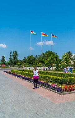Tiraspol, Transnistria - 26 Haziran 2021 - Suvorov Meydanı 'ndaki parkın dikey görüntüsü