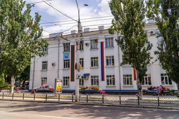 Tiraspol Podněstří Června 2021 Pouliční Záběr Budovy Ruskou Podněsterskou Vlajkou — Stock fotografie