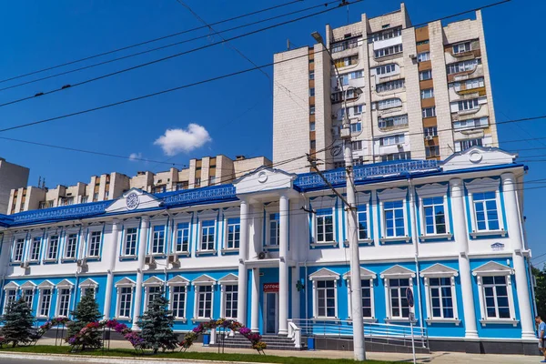 蒂拉斯波尔 德涅斯特河左岸 Tiraspol Transnistria 2021年6月26日 在分离的德涅斯特河左岸的蒂拉斯波尔市中心拍摄俄罗斯和共产主义传统建筑的街头照片 — 图库照片