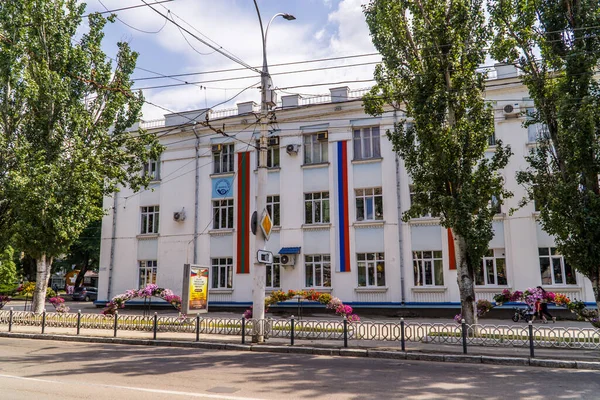 2021年6月26日 德涅斯特河左岸蒂拉斯波尔 Tiraspol Transnistria 位于分离状态德涅斯特河左岸的一座有俄罗斯和德涅斯特河左岸国旗的建筑的街头枪击案 — 图库照片