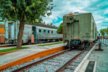 Puebla, Meksika - 29 Ağustos 2021 - Demiryolu Müzesi 'nde klasik bir yük treni manzarası (Museo de los ferrocarriles)