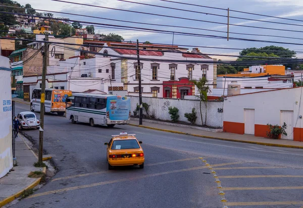 Oaxaca Meksika Kasım 2021 Gün Batımında Bir Taksi Bir Otobüs — Stok fotoğraf