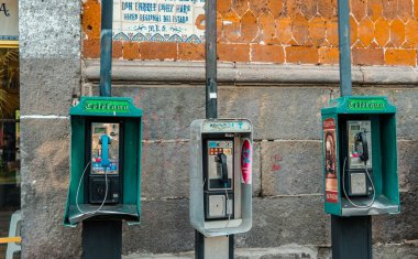 Puebla, Meksika - 28 Ağustos 2021 - Puebla şehir merkezinde ankesörlü telefon