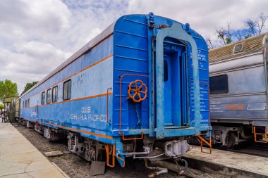 Puebla, Meksika - 29 Ağustos 2021 - Puebla 'daki tren müzesinin içindeki klasik mavi tren.