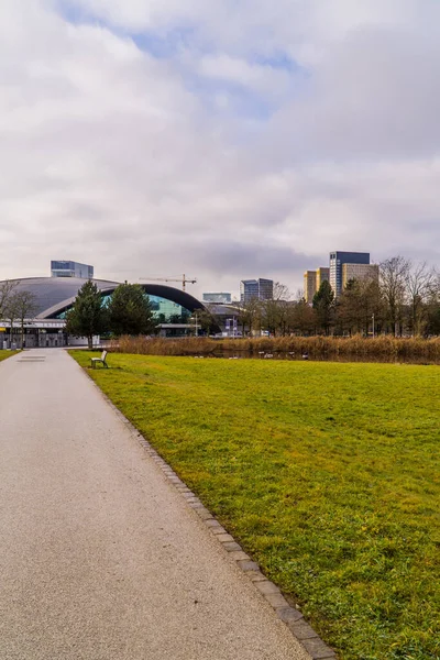 Kirchberg, Lüksemburg - 15 Aralık 2021 - Ulusal Spor ve Kültür Merkezi Coque Park dikey görünümü
