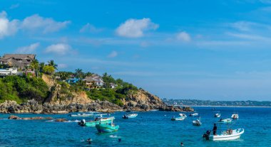 Puerto Escondido, Meksika - 14 Kasım 2021 Playa Manzanillo 'daki panoramik tekne ve manzaralar