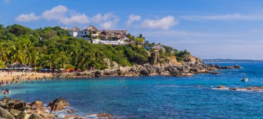 Puerto Escondido, Meksika - 14 Kasım 2021 - Puerto Escondido, Oaxaca 'daki tropik Playa Manzanillo plajının panoramik manzarası
