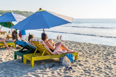Puerto Escondido, Meksika - 14 Kasım 2021 - Playa Zicatela 'da sandalyeli turistler