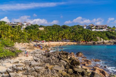 Puerto Escondido, Meksika - 14 Kasım 2021 - Porto Escondido, Oaxaca 'daki Playa Manzanillo plajında turistler