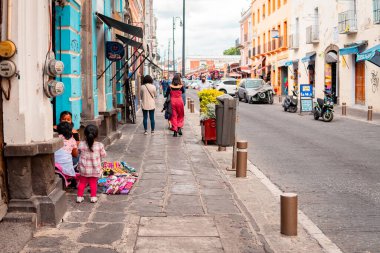 Puebla, Meksika - 28 Ağustos 2021 - Puebla şehir merkezinde yürüyen insanların sokak fotoğrafları.
