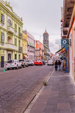 Puebla, Meksika - 28 Ağustos 2021 - arka planda insanların sokak fotoğrafları, sömürge binaları ve Puebla Katedrali