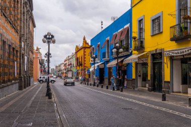 Puebla, Meksika - 28 Ağustos 2021 - Puebla 'nın merkezindeki koloni renkli evlerin sokak fotoğrafları