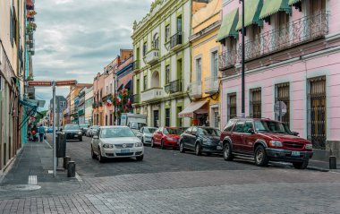 Puebla, Meksika - 28 Ağustos 2021 - Puebla 'daki koloni evleri ve trafik manzarası