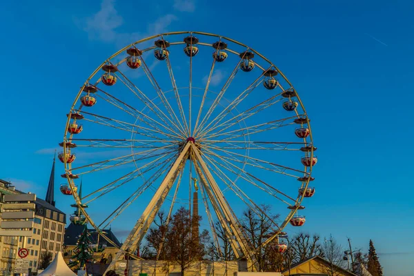 Lüksemburg Şehri - 16 Aralık 2021 - Anayasa Meydanı 'ndaki Noel pazarında dönme dolap