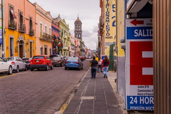 Puebla Meksika Ağustos 2021 Yürüyen Insanların Sokak Fotoğrafları Koloni Binaları — Stok fotoğraf