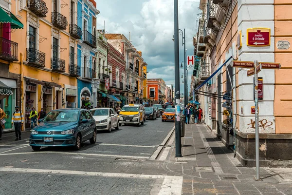 Puebla, Meksika - 28 Ağustos 2021 - Puebla şehir merkezi, arabalar ve geleneksel renkli koloni binaları